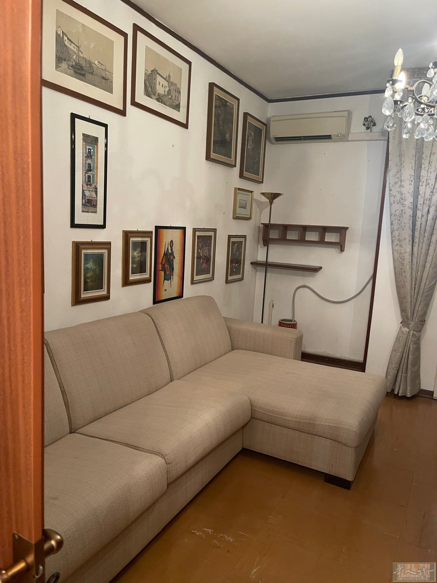 整房出租。quarto oggiaro via Filippo Pisis 29 3楼两个大阳台 楼下有有仓库 有内部门栏大停车场 里面什么都齐全。厨房冰箱空调都有拎包入住。三个大房间。房租1600欧。没有中介费。煤气水电费自付 压2付一。3月21日可以入住。需要可以提前预约。电话3393374808微信同号