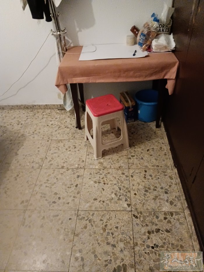 三路almendrales 地铁口有双人房出租。人少安静。卫生整洁。交通方便。有