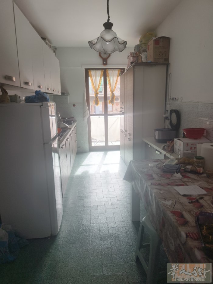 A线portafurba地铁站1分近邮局，有大小房间出租，有门卫大阳台大厨房，3