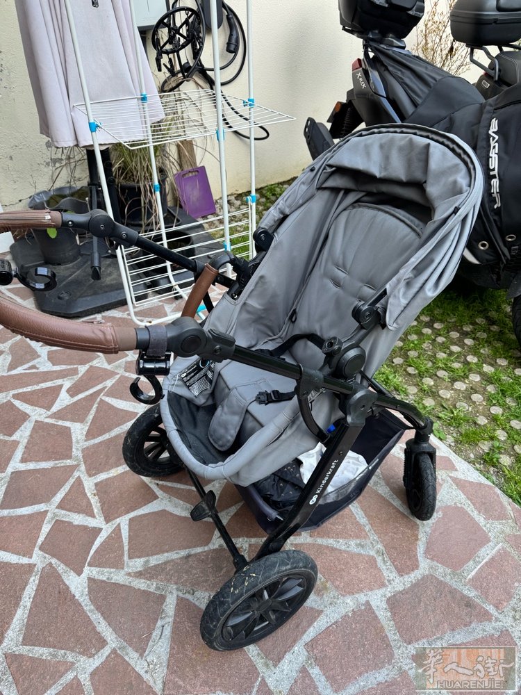 出婴儿推车100€送siege auto  可折叠婴儿浴盆 15€ 婴儿脚踏小推