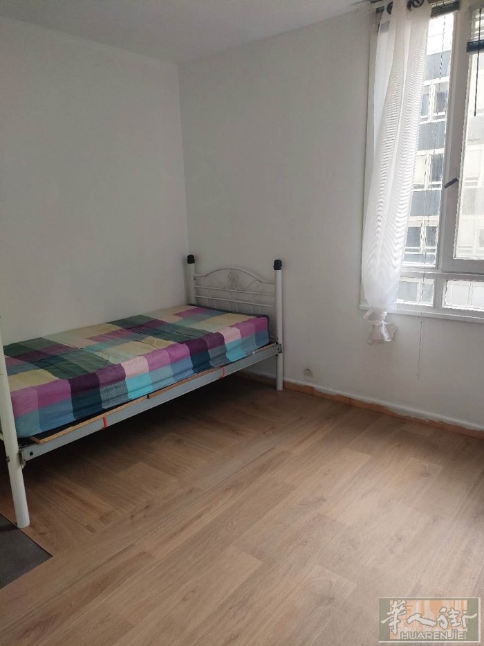 bobigny24号3楼,有一个单间出租，联系电话06 59 36.13.95