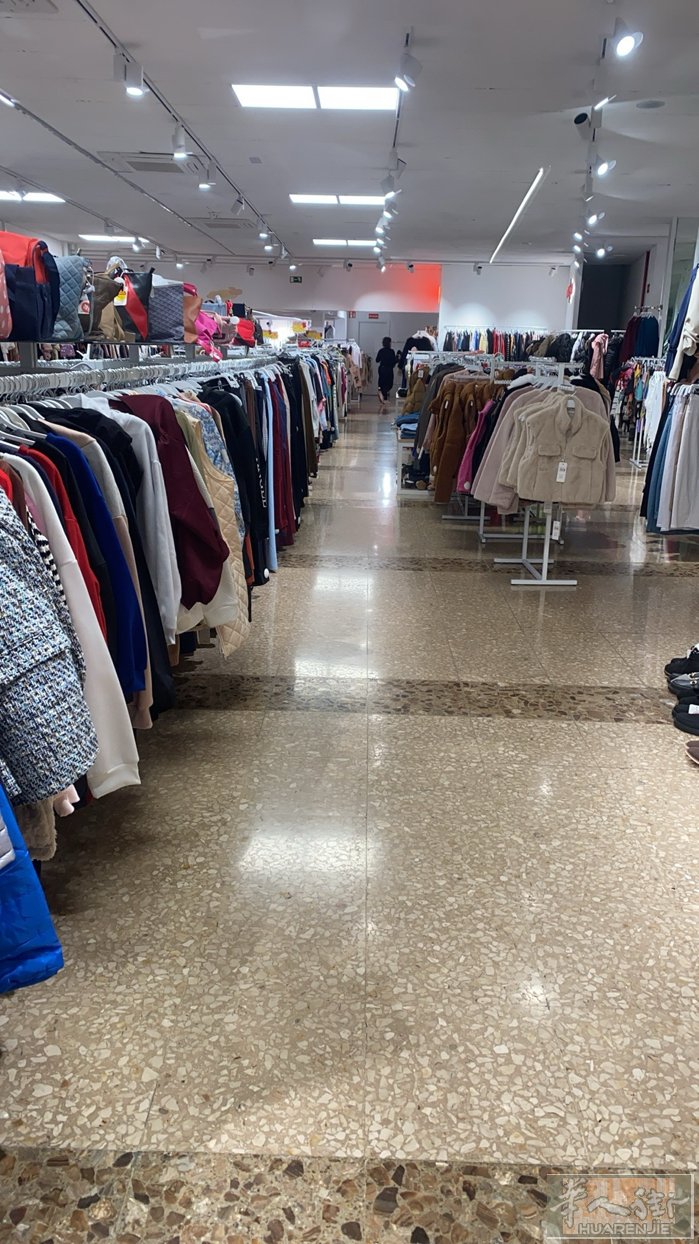 服装店转让。马德里市内服装店转让，700平方，房租5800，营业额平均一天150