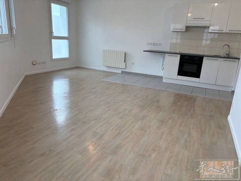 94 Ivry-sur-Seine 两室一厅明亮公寓出售！！！ 一站直达13区通勤与生活都非常方便。
