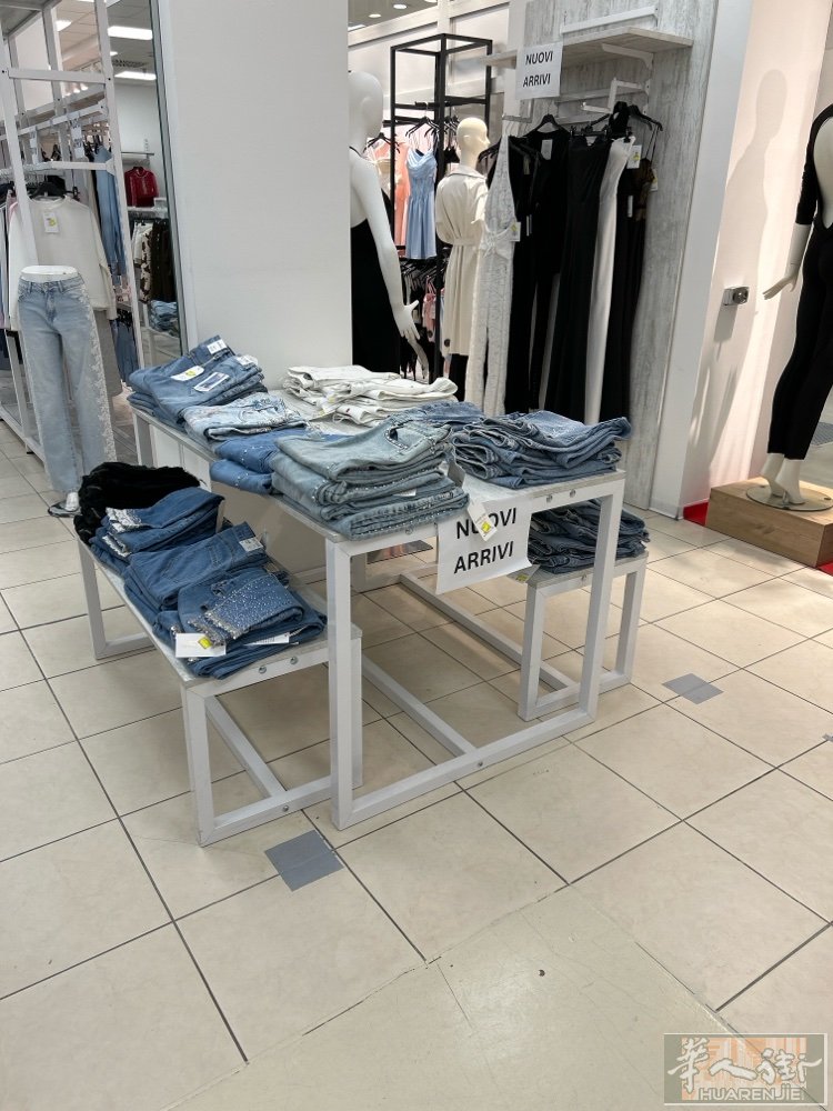 最新款白色服装货贺出售，九成新，整套适合开500平方米的店铺