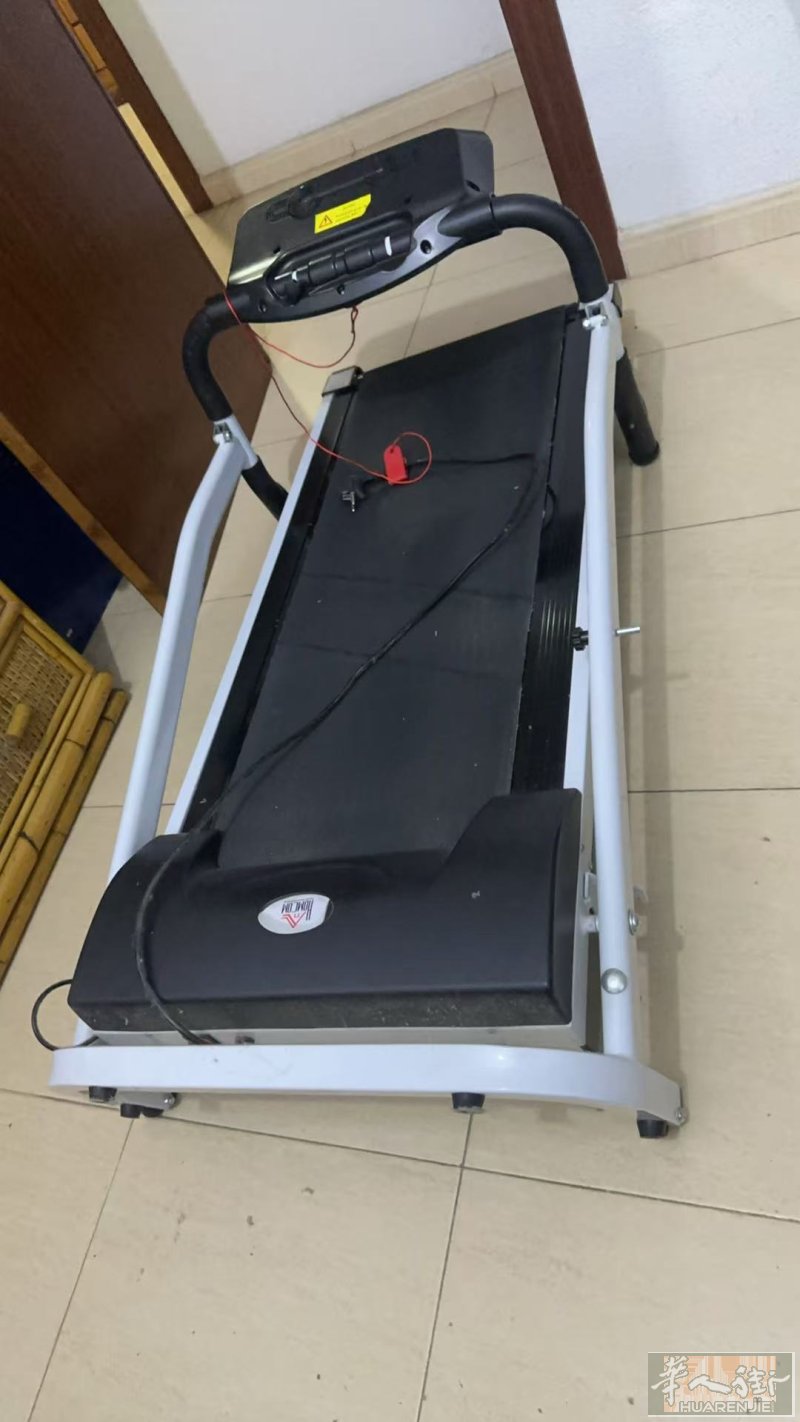 一台跑步机九层新出售在马德里120欧。有需要的请联系。自己取640518540