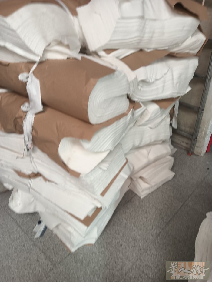 急招水洗半棉毛半布衣车工夫妻或单人，有签工。如果有勤劳想学做衣服人老板也可以教。