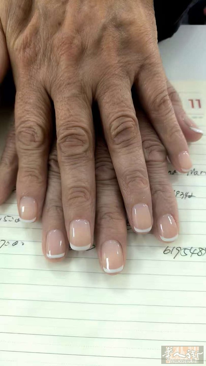本人从事美甲工作8年，熟练手脚Q，脱毛，水晶光疗延长和按摩，睫毛不做。会西班牙语