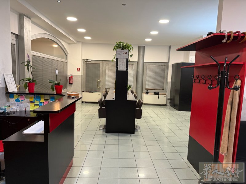 Schio有一理发店转让，已经营十来年老店客源稳定，月营业额2W+。