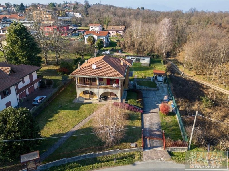 🏡 独立别墅出售 | 大面积花园·双住宅单位📍 位于 Albizzate 安静绿意盎然的住宅区，同时靠近各类主要生活服务设施，这套独立别墅是理想的家庭或投资选择。✨ 房屋亮点：📐 总建筑面积约 435㎡，分为 地上两层 + 地下层🌳 私人花园约 1200㎡，绿化完善、环境优美🚗 设有 车棚 + 工具房（储物小屋）🏠 房屋结构：别墅内包含 2个独立住宅单元 + 多功能地下空间🔹 一层（已翻新）🛋️ 客厅 + 🍽️ 厨房🛏️ 3间卧室🚿 2间浴室🔹 二层（70年代原始格局）🔥 超大客厅（带壁炉）🍽️