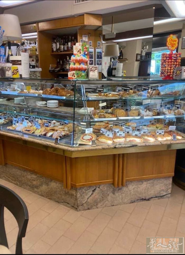 Bar enoteca ristorante interno ci sono 3