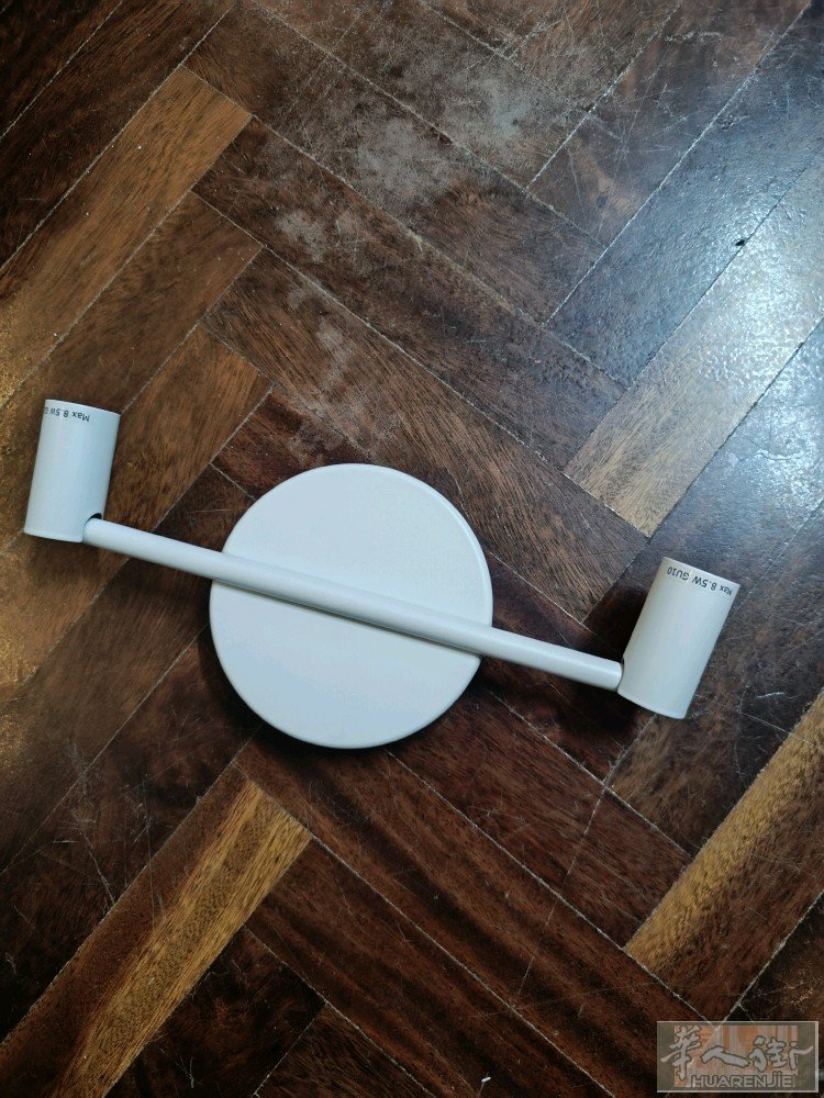 转让壁灯，含灯泡，5欧一套。