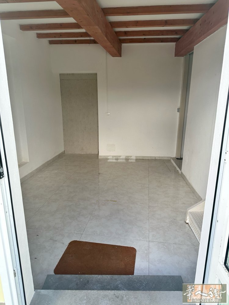 Prato 在Montale火车站附近， 可做家庭式工厂 落地房出租 三个卧室，