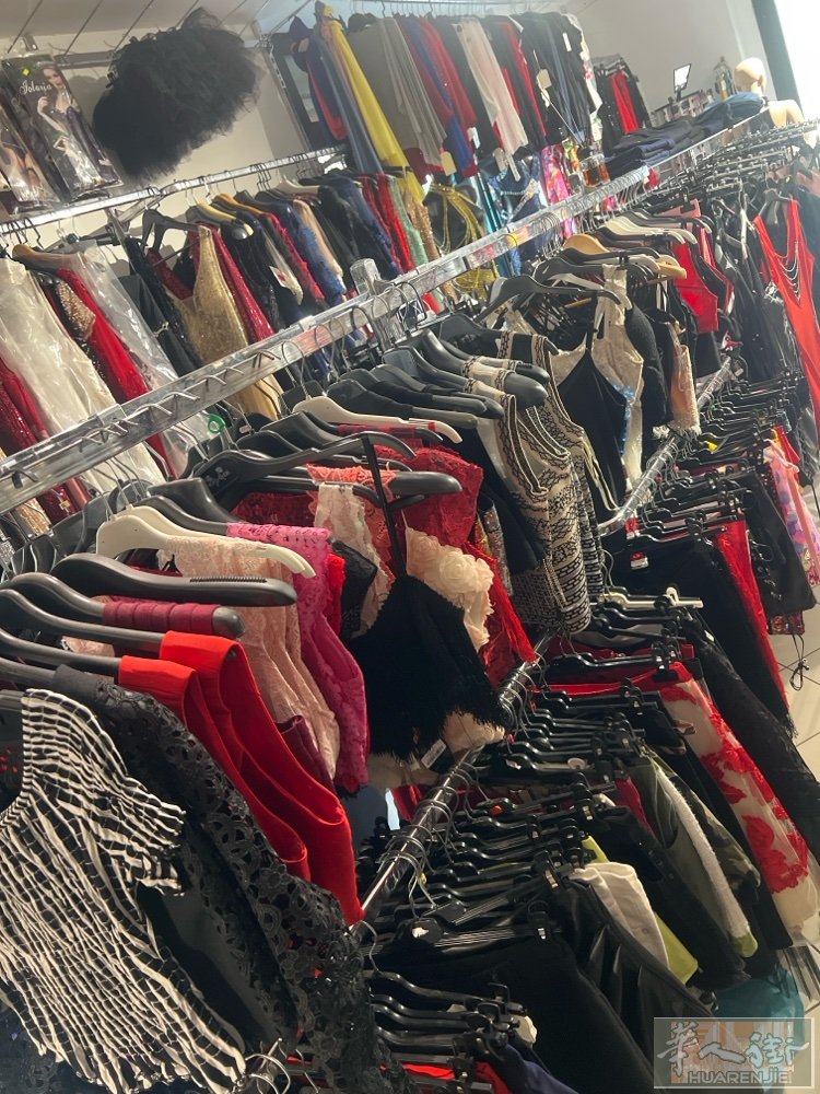 Montecatini  店面服装转让 100左右大 需要的可以联系咨询3331