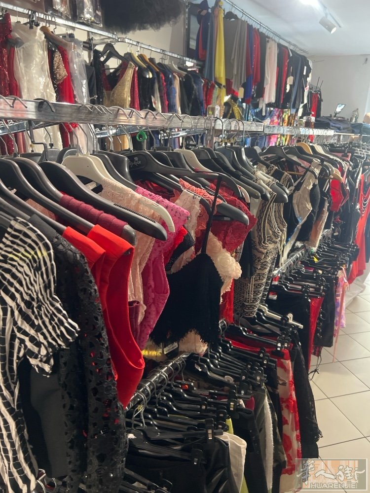 想开小店的朋友可以来看看 本服装装让便宜100左右平方带仓库 便宜装让带货架 联