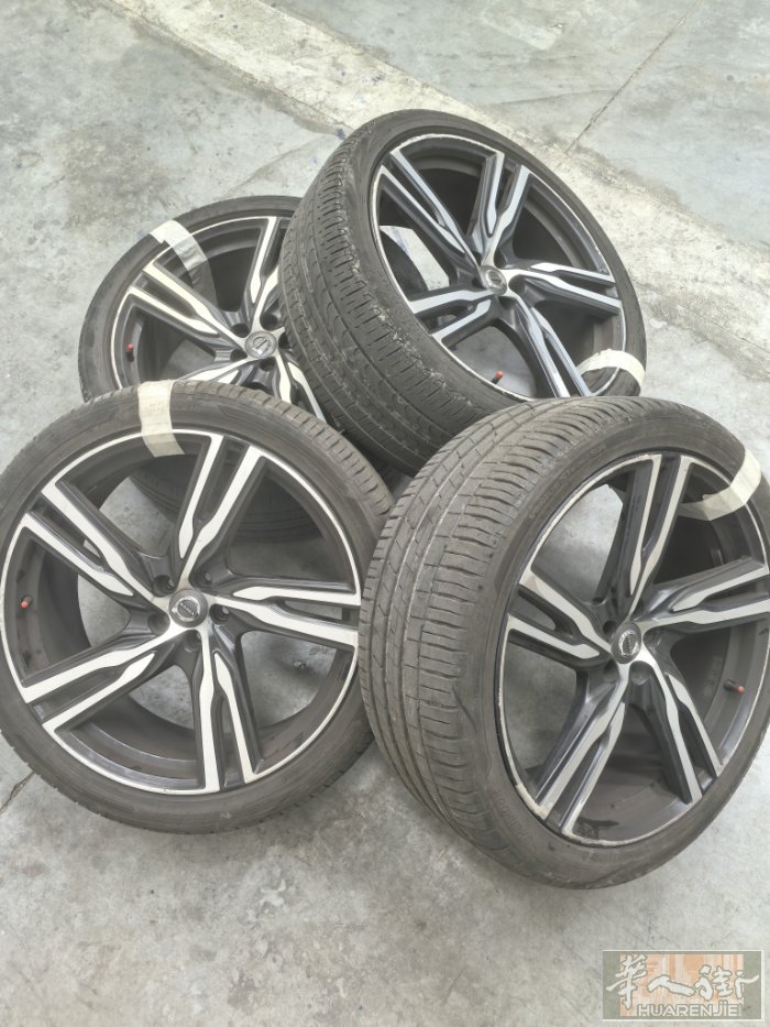 4个轮毂加4个轮胎转让 尺寸 275/35/22，一对轮胎9.9新，另一对轮胎还