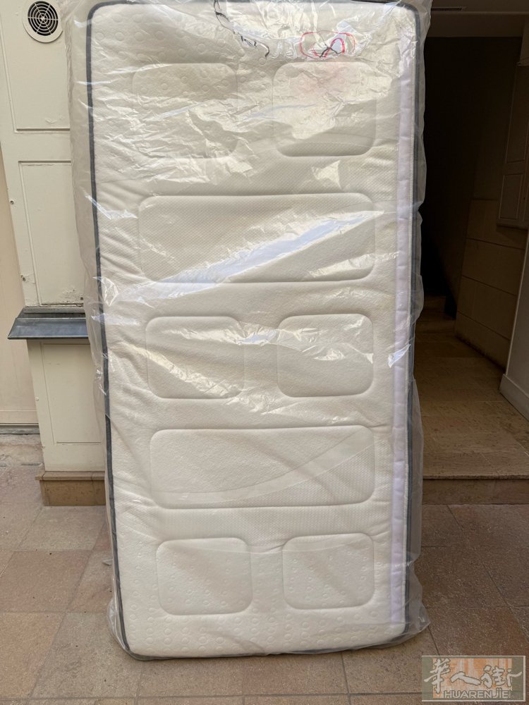 九成新90 X 190床垫原价500因要换大的120 €出掉有意者来电07633