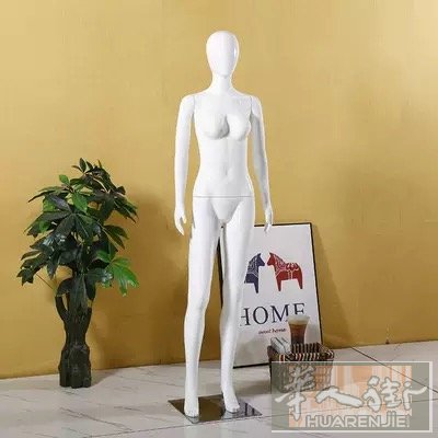 在米兰出售15来个全身模特，全新的，价格60€有意