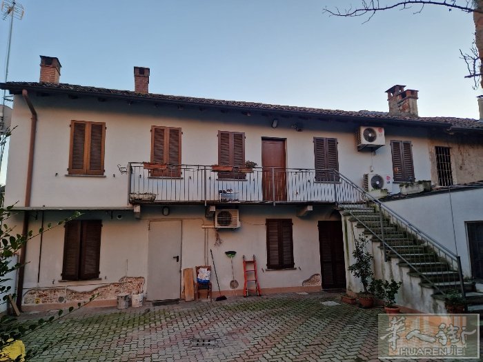出售，房屋店面，位于 pavia ，via cremona 。房子相当于独立无物