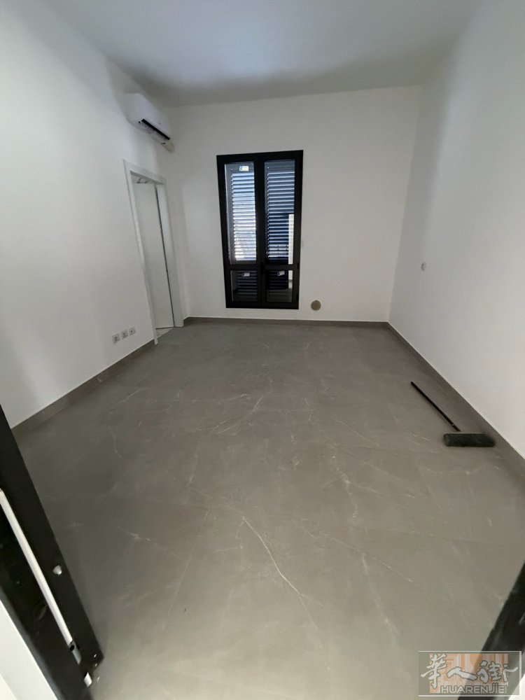 Novara市 有单间带卫生间出租， 长期短期都可以， 带家具，  联系方式：