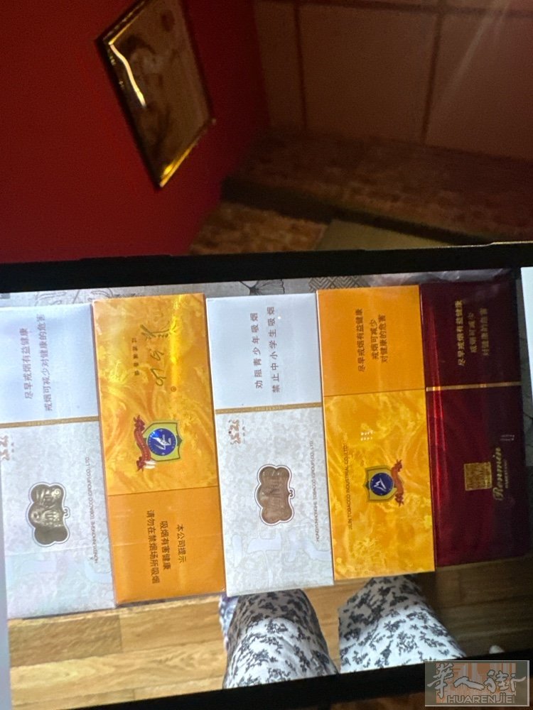 出售香烟🚬，刚在中国回来，带来几条细杆香烟，有需要的联系我！☺️