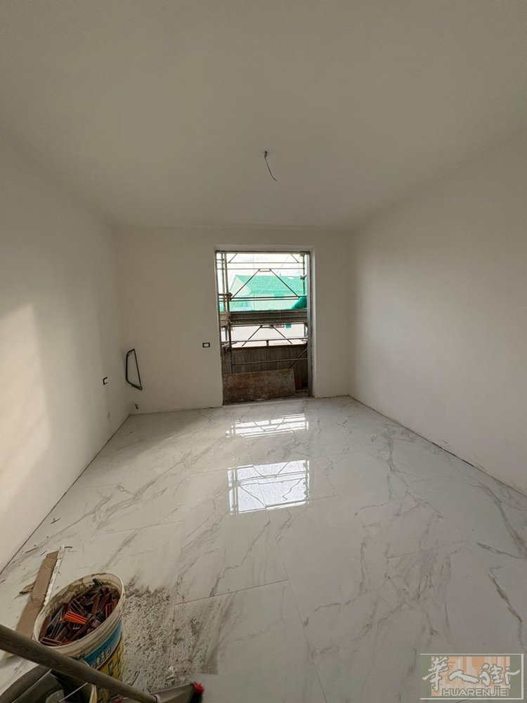 出售galciana落地房出售，全新装修，售价35万