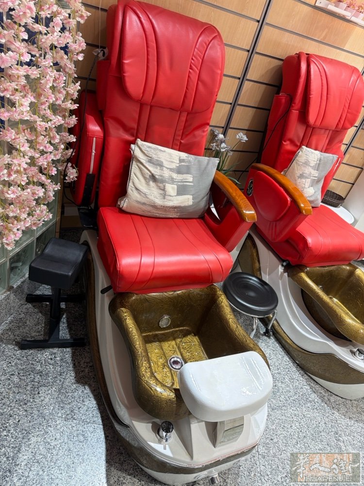11年美甲老店有固定客人5路地铁口美甲店转让费10000包括首饰.最多2个月可以