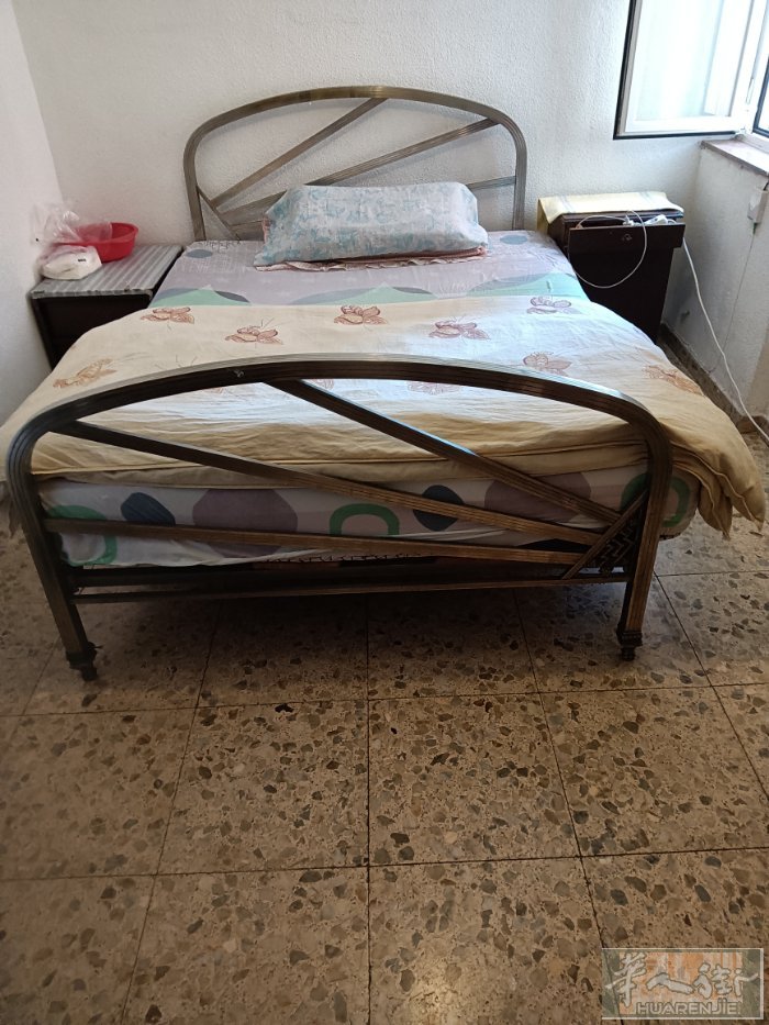 马德里三路almendrales 地铁口有空房出租。人少安静。卫生整洁。有网络。