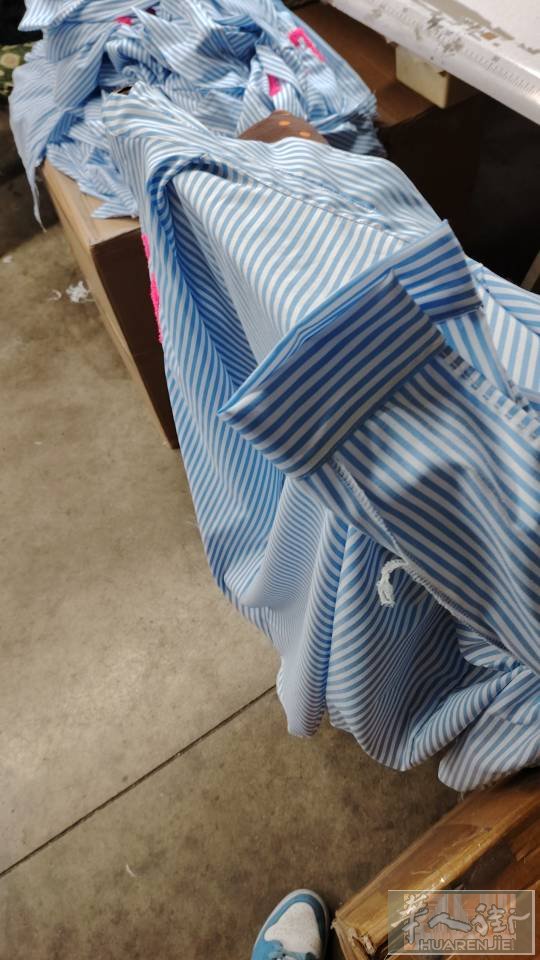有刚刚出来的姐妹刚好没有找到工作的来我们工厂做服装