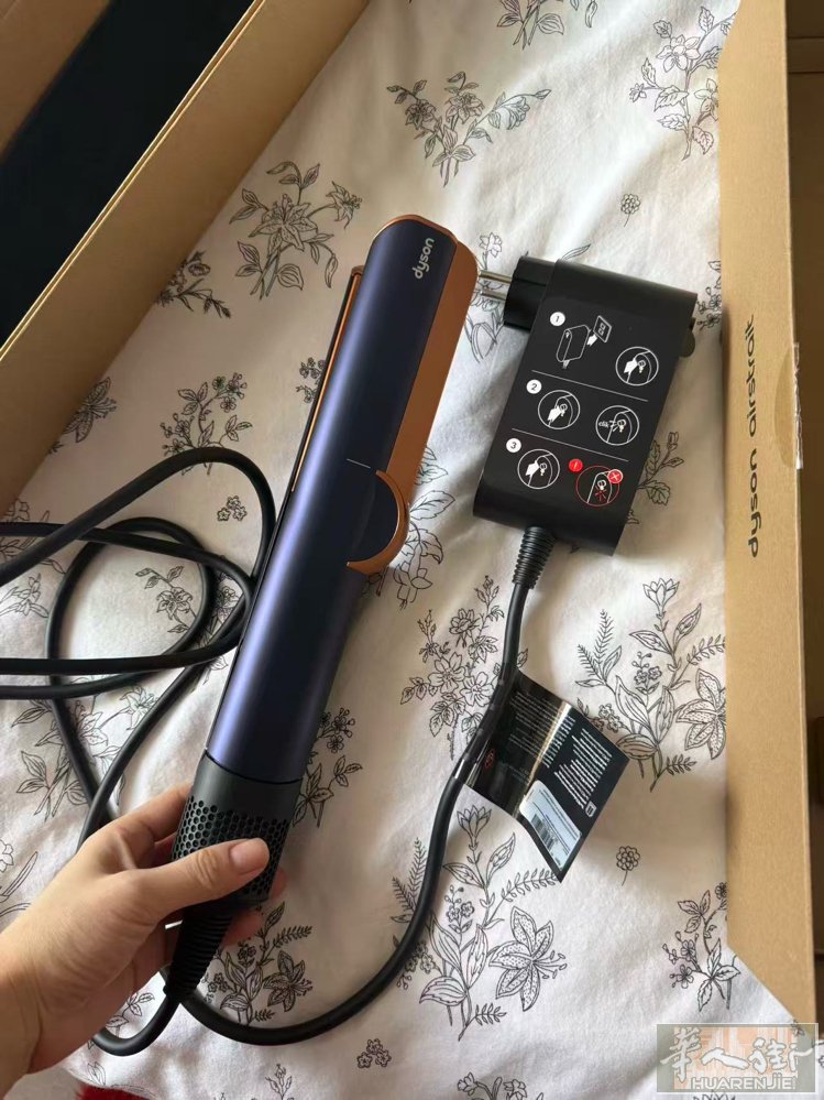 全新戴森吹风机与直板夹一体，全新未使用。原价499欧元，现出300欧元。电话06