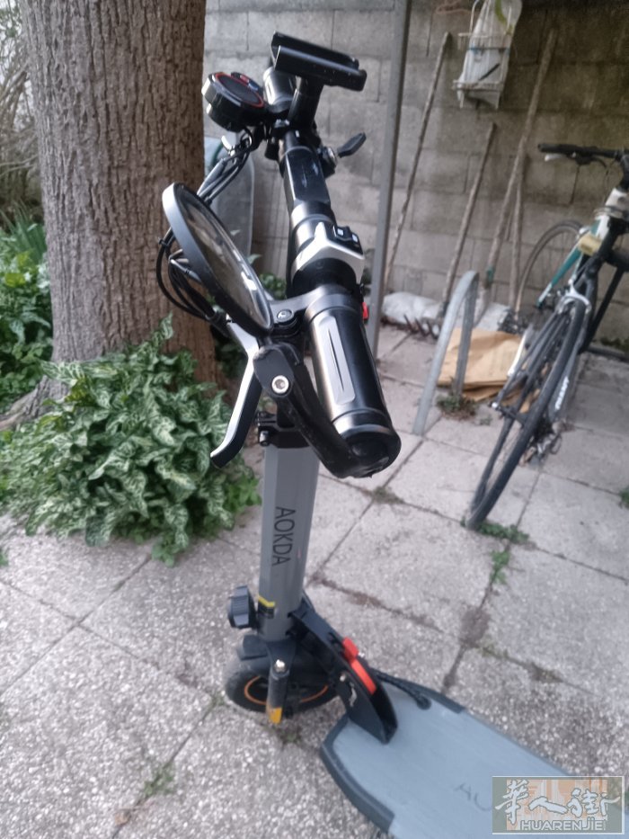 出一辆电动滑板车，9 成新，续航30公里，最快速度60公里/30 每小时，电池非