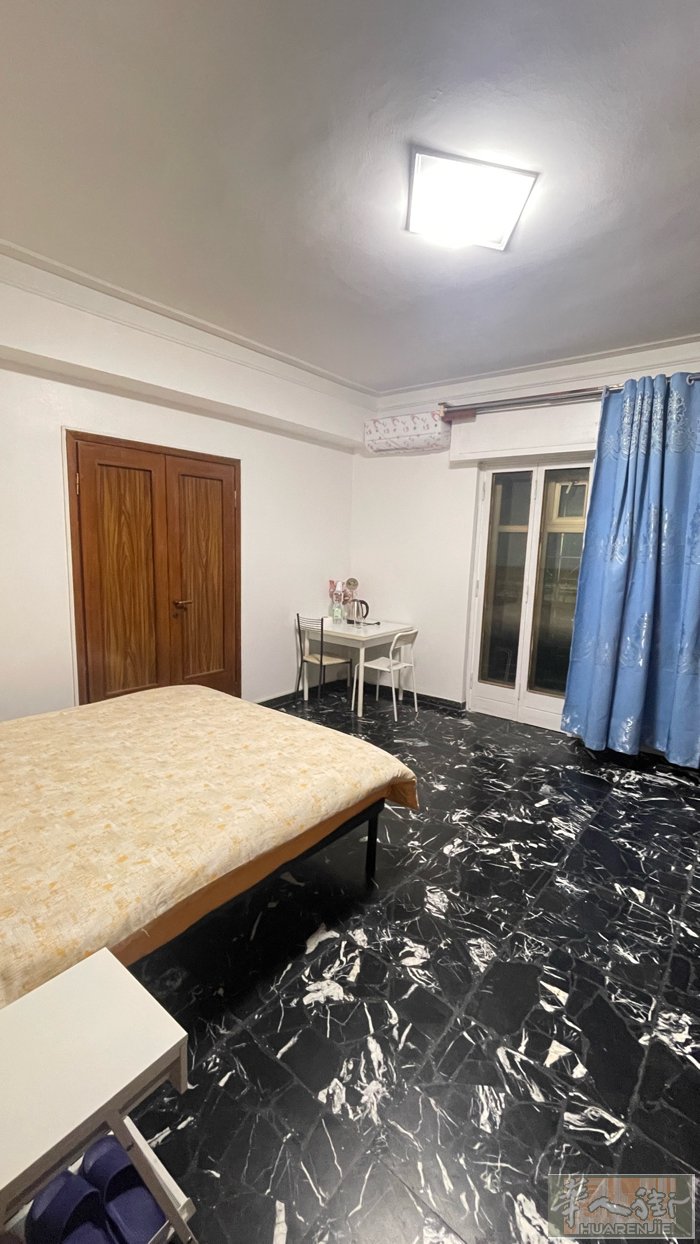 中国街香满楼附近有家庭旅馆，地段好，出入方便，有电梯，有地下室可以放自行车