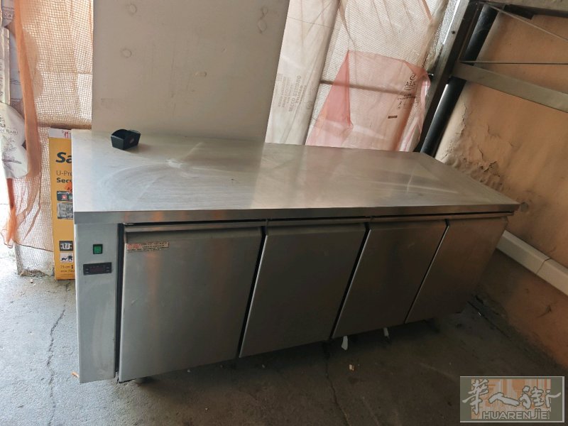 马达分开工作台四门冰箱，200出售。字取:3518215888