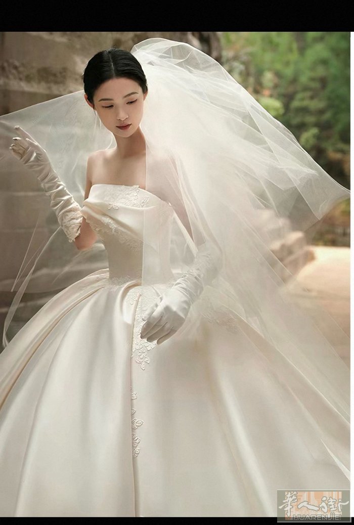 婚纱便宜出租，一套裹胸长款拖尾，一套裹胸齐地，带两个头纱，一个花边短款，一个包边
