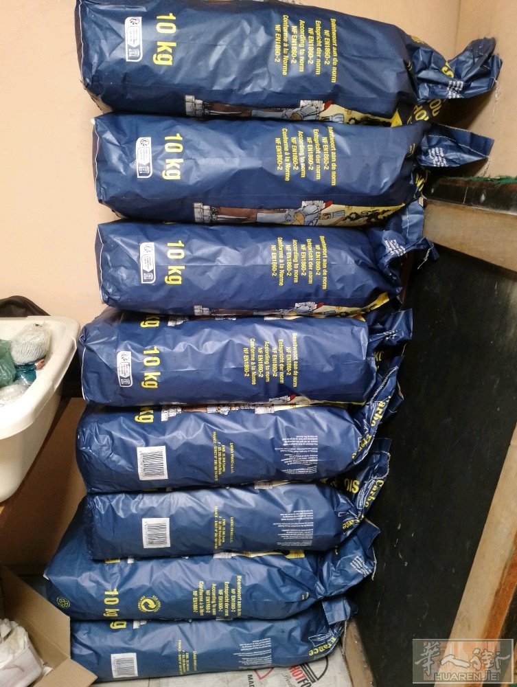 烧烤碳10公斤一包15€（图一） 电饭锅大号50€ 小号20€（图二） chir