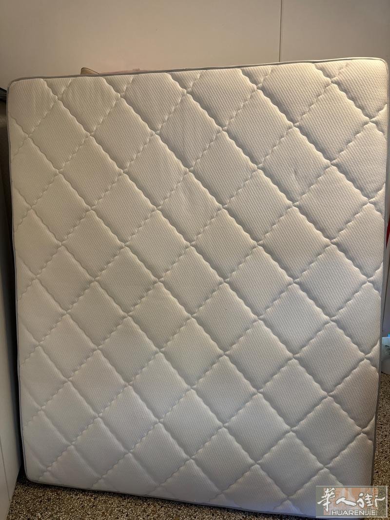 海绵床垫双面不一样的软度，160cmx190cm双人床垫用了才一年嫌太软了，刚买来的时候三百多、现在低价200块卖掉 需要的自取 在威尼斯mestre火车站附近有需要的可以联系我 3285909276