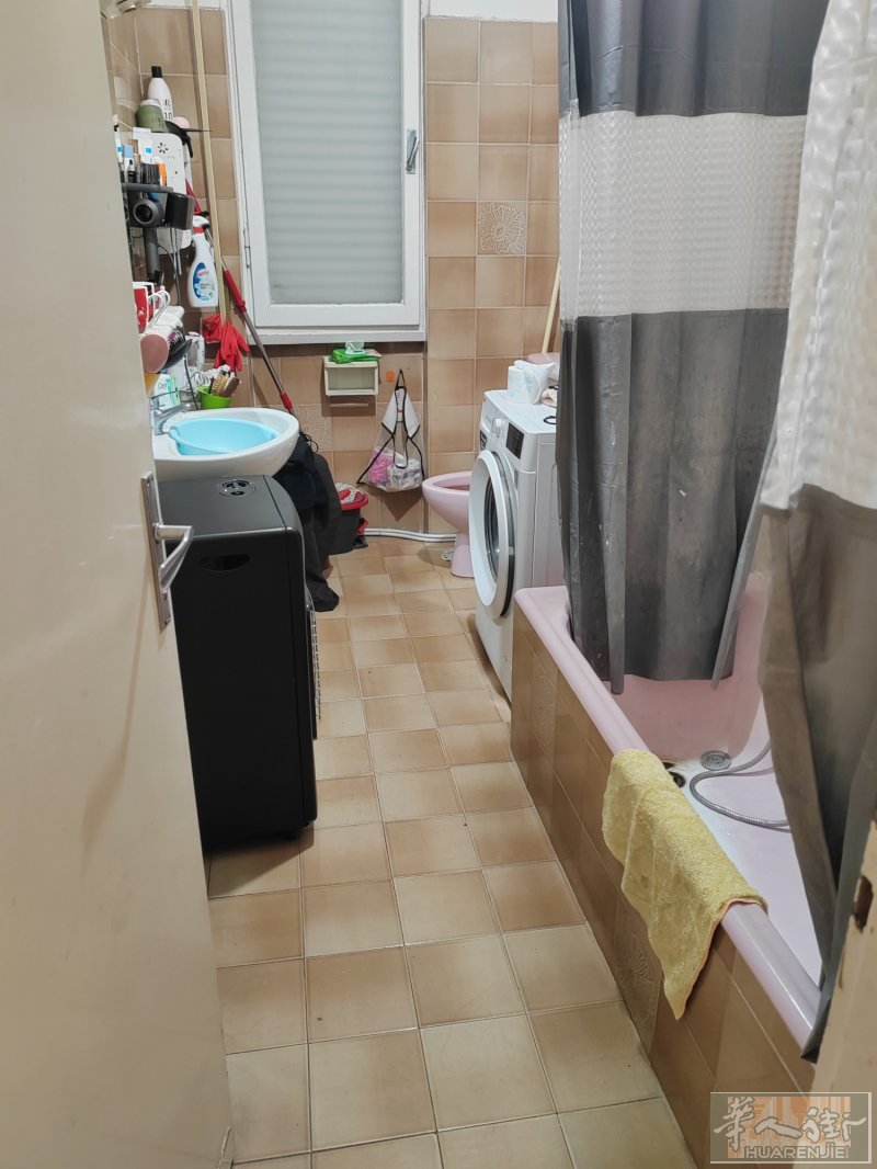 via roma小公园附近住家转让，95平，2个双人间，一个独立大客厅可当房间，门口玄关即是一个小客厅，独立厨房，两个阳台，有基本家具，可拎包入住。房租1100，转让3000，介绍费一个月不包括押金，物业费100，6楼有电梯。