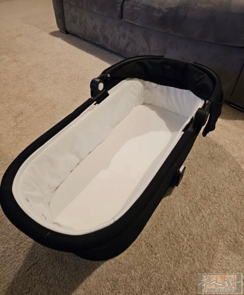 巴黎母婴好物闲置 出cybex gazelle S 睡篮（ 黑色 和 蓝色）