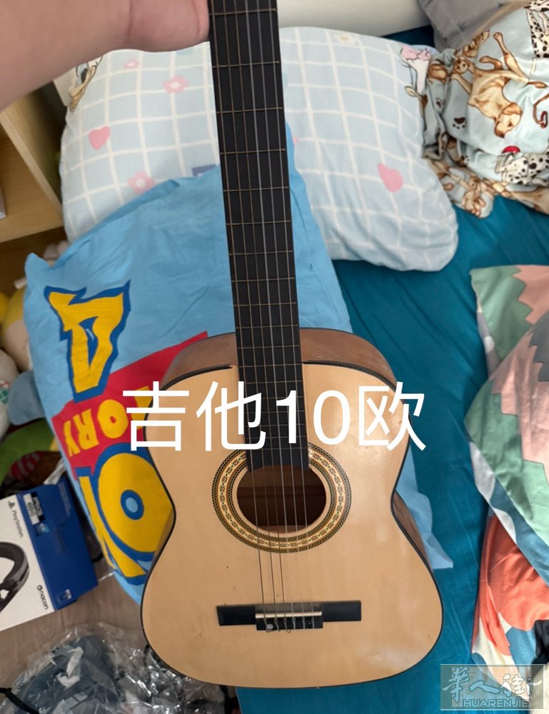 大吉他10块   小吉他5块   一盒蓝色圆珠笔50只 8块钱 迷你蓝牙音响 1