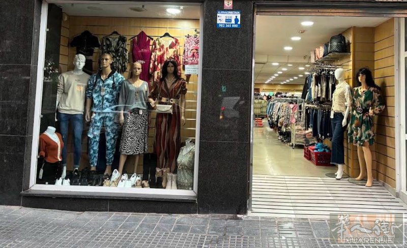 服装店转让（马拉加）    因本人新开餐馆，精力有限，忍痛转让现经营中的服装店。