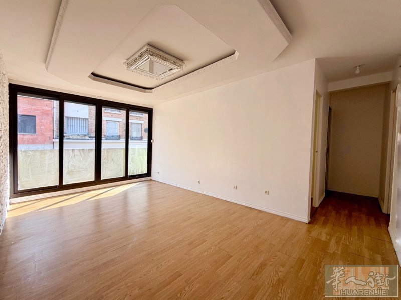 93 Eglise Pantin 一室一厅+办公室 带大阳台出售 29万2  �