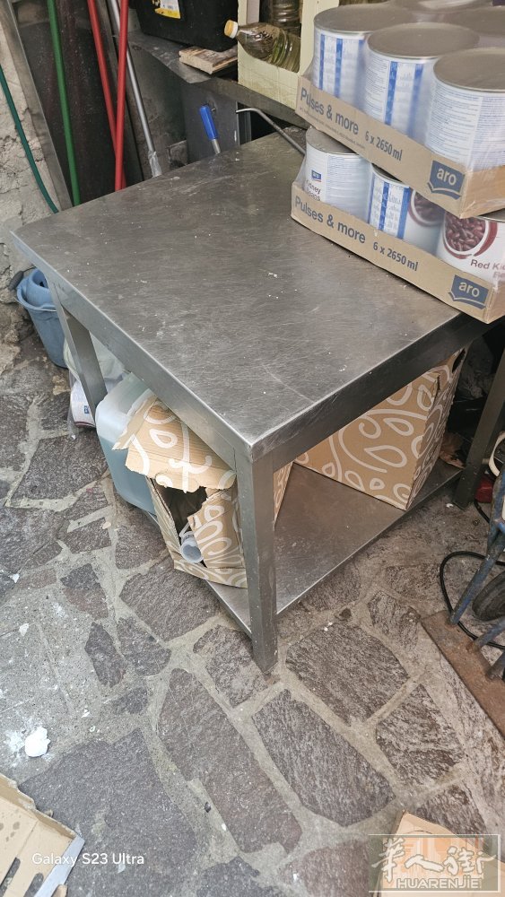 不锈钢桌75x75. 60€  冰箱180x40 出售280€
