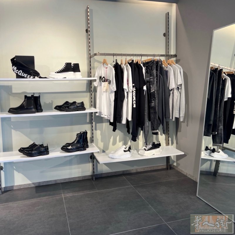 招募客服店员/仓库人员数名 工作地址 Via Martiri Giuliani