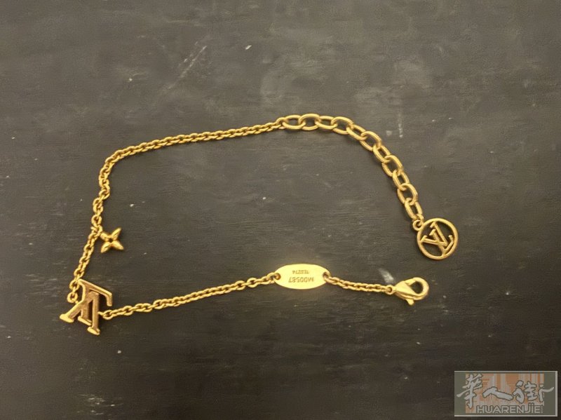 便宜出售150带盒子和布袋，有意向可以联系Jie2