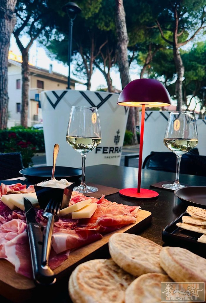 RICCIONE CESENA地区的酒吧出售，这是一家8个月前开业的酒吧，从头开