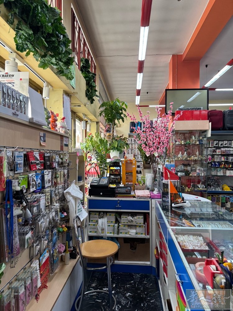 百货店转让,米兰紫线地铁口百货店转让,地理位置优,车流量大,多年老店,因本人另
