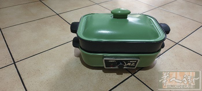 出一个火锅，也有烤盘可以烤肉，规格如图3，使用次数不多，还很新，出30欧，米兰华
