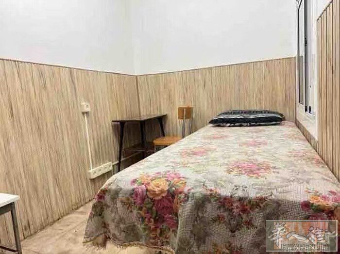 B a ce lon单人间出租，住家人少，安静，附近有超市、药店，健身房，还有吃