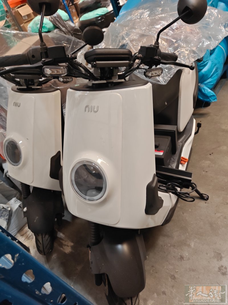 小牛50cc全新摩托车，0km，外送代步都可以，电话联系0659112862，官网价格4000欧，半价半价！