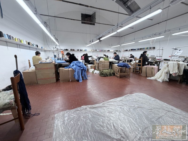 本工厂常年招聘车工和学徒，工厂环境和居住条件都很整洁，老板和蔼，货量大，福利好，