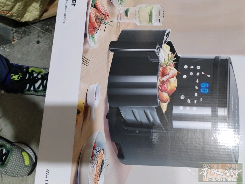 都是全新未拆包装，7L空气炸锅35€，三层一推架20.收缩晒衣架10€.镜子